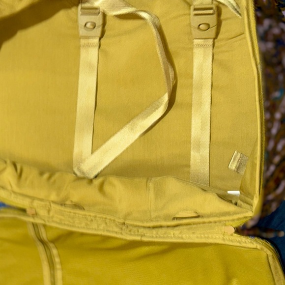 NEW VERA BRADLEY MULTICOLOR PAISLEY BACKPACK . - Picture 14 of 16